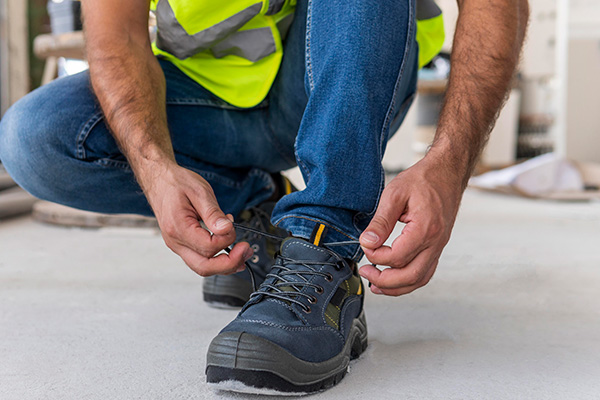 Uniformes empresariales, calzado casual e industrial, obras en centros comerciales, equipo de protección industrial y soluciones de construcción